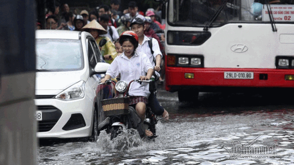 Hà Nội mưa lớn, nữ sinh uể oải vượt sóng về nhà