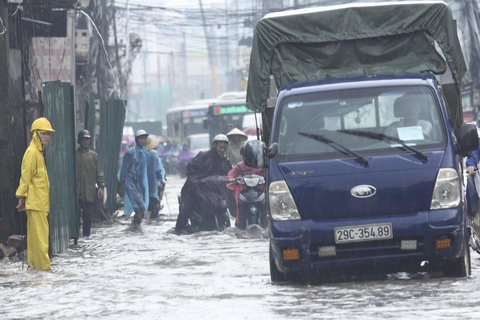 Hà Nội mưa lớn, nữ sinh hổn hển vượt sóng về nhà