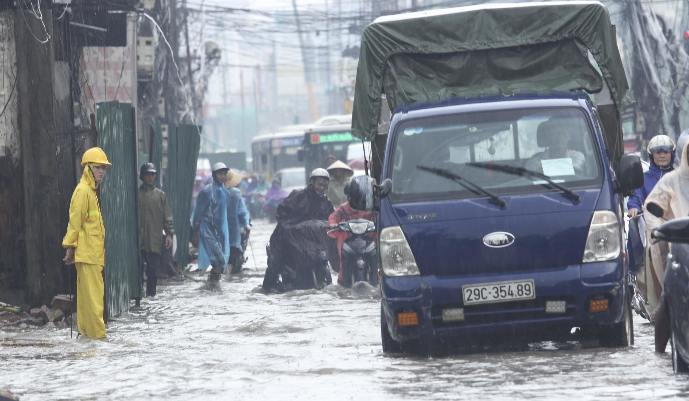 Hà Nội mưa lớn, nữ sinh hổn hển vượt sóng về nhà