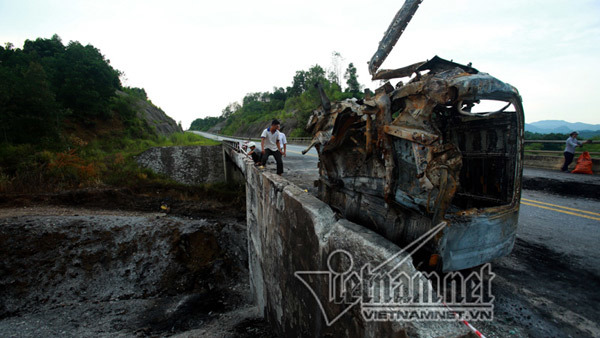 Xe tải nổ như bom: Biến dạng khủng khiếp dưới chân cầu