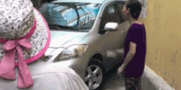 Ô tô cố đi vào ngõ nhỏ, phản ứng của người đàn bà khiến tài xế 'đỏ mặt'