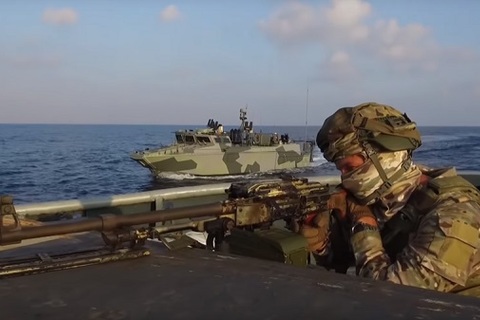 Xem lính Nga diễn tập đổ bộ lên bờ biển Syria