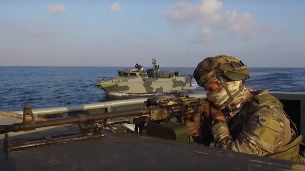 Xem lính Nga diễn tập đổ bộ lên bờ biển Syria