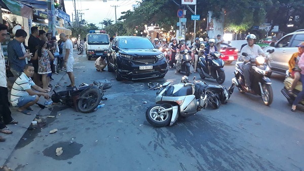 Xe 'điên' tông liên hoàn trên phố Sài Gòn, 3 người trọng thương
