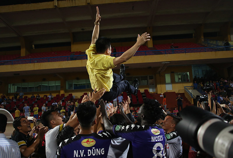 Bầu Hiển cùng CLB Hà Nội hân hoan mừng vô địch sớm V-League