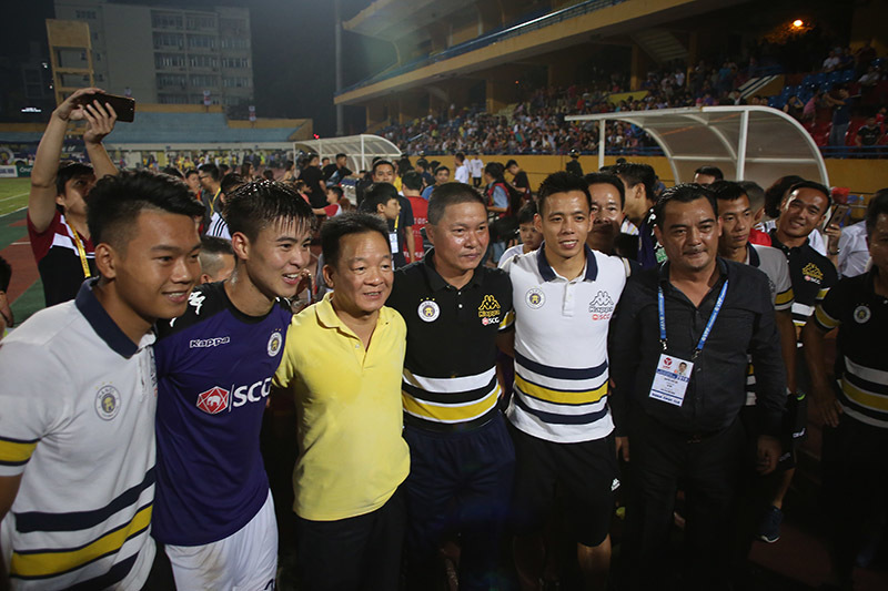 Hà Nội FC vô địch sớm, vì sao bầu Hiển... không thưởng?