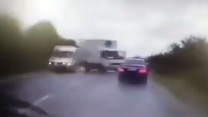 Kinh hoàng giây phút xe chở Tổng thống Moldova bị đâm