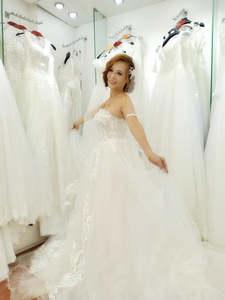 Cô dâu 61 tuổi thử trang phục cưới