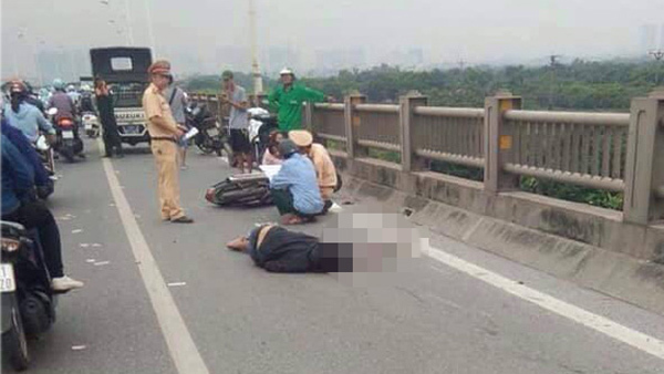Đi xe máy đâm vào thành cầu Vĩnh Tuy, người đàn ông tử vong
