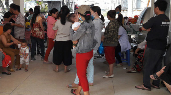 Hết vắc xin 5 in 1 Quinvaxem, hàng loạt trẻ không được chích ngừa