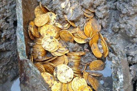 Phát hiện hũ chứa hàng trăm đồng xu vàng còn nguyên vẹn trị giá hàng triệu USD