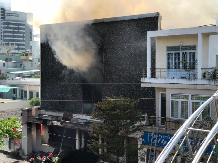 Lửa nuốt trọn quán bar, ôm bình gas tháo chạy