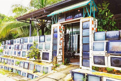 Độc đáo ngôi nhà có hàng rào làm từ hàng trăm chiếc ti vi cũ ở Phú Quốc