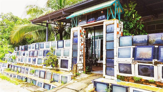 Độc đáo ngôi nhà có hàng rào làm từ hàng trăm chiếc ti vi cũ ở Phú Quốc