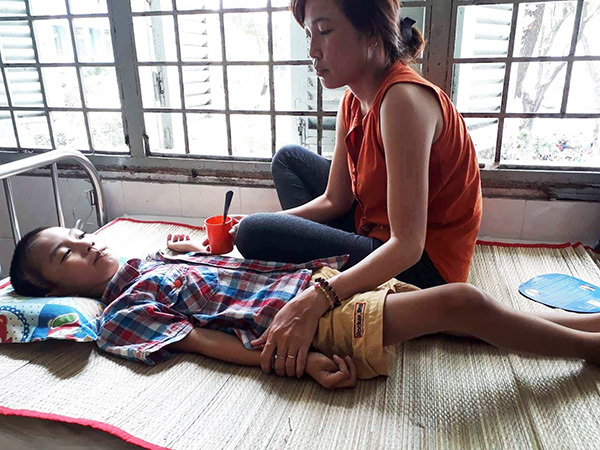 Mẹ bất lực nghe con u não kêu cứu