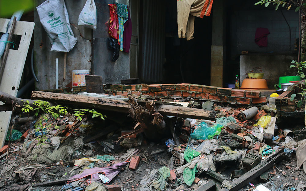 Kinh hoàng kênh rác bủa vây: Người dân Sài Gòn mắc màn ăn cơm