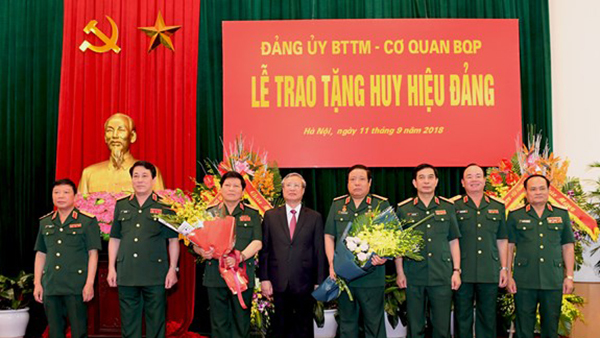 Tặng huy hiệu Đảng cho hai Đại tướng Phùng Quang Thanh, Ngô Xuân Lịch