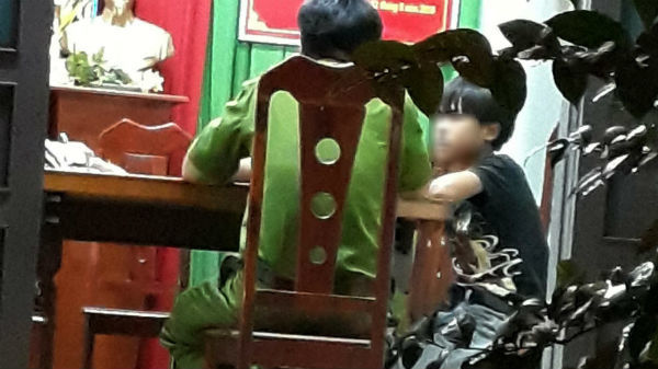 Thiếu niên 14 tuổi đâm chết bạn trước cổng trường