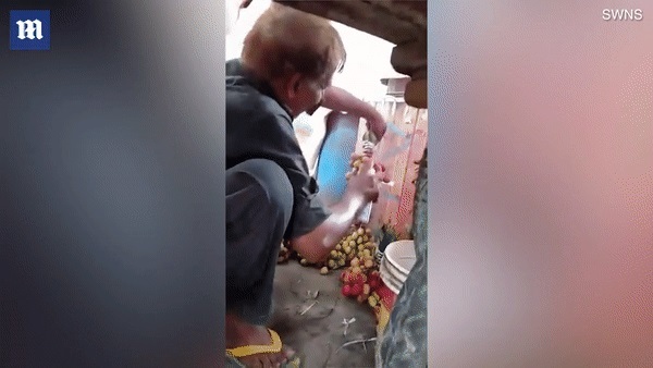 Du khách “bắt quả tang” người bán hàng rong phun sơn lên nho biến xanh thành đỏ