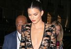 Kendall Jenner mặc váy ren lộ ngực trần đi sự kiện