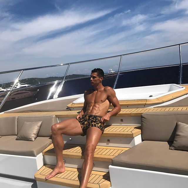 Bạn gái Ronaldo đốt mắt thiên hạ trên du thuyền