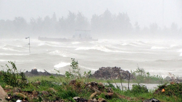 Bão số 5 suy yếu trên biển, siêu bão Mangkhut vẫn cấp 17