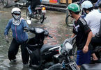 Người Sài Gòn té xe, lội nước bẩn hôi nồng nặc ngày triều cường lên cao