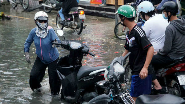 Người Sài Gòn té xe, lội nước bẩn hôi nồng nặc ngày triều cường lên cao