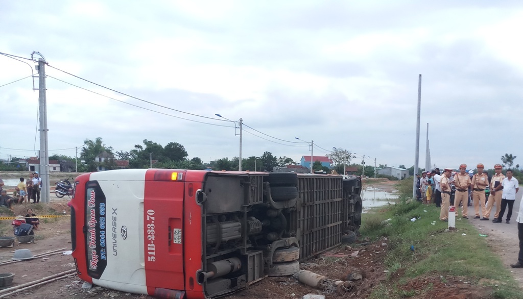 Tránh công nông, xe chở gần 30 khách lật xuống ruộng