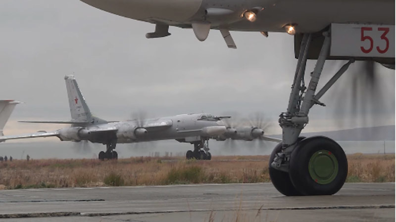 Đang tập trận rầm rộ, máy bay ném bom Nga bị chiến cơ Mỹ chặn đuổi