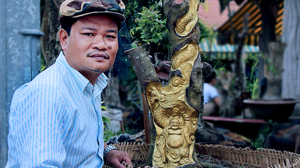 Kỳ lạ miền Tây: Tượng Phật Di Lặc hiện hình trên cây khế già