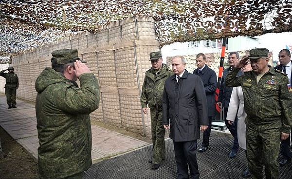 Tổng thống Putin thị sát tập trận, thưởng nóng binh sĩ