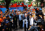 Cúp bạc Premier League đến Hà Nội, người dân đổ ra chiêm ngưỡng