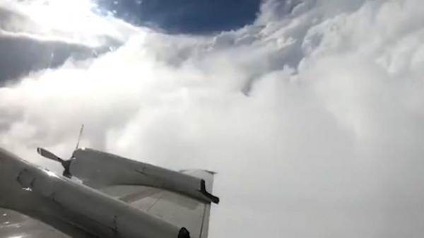 Khoảnh khắc máy bay đi vào tâm siêu bão Florence