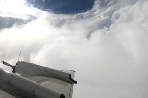 máy bay đi vào tâm siêu bão Florence