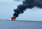 Tàu tên lửa Indonesia cháy ngùn ngụt giữa biển