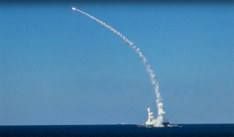 Vì sao hàng chục tàu chiến Nga vẫn vây kín Syria?