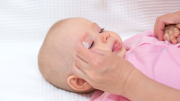 Phòng bệnh về mắt cho trẻ sơ sinh