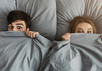 Trốn 14 giờ dưới gầm giường vì bạn trai của nhân tình bất ngờ về nhà