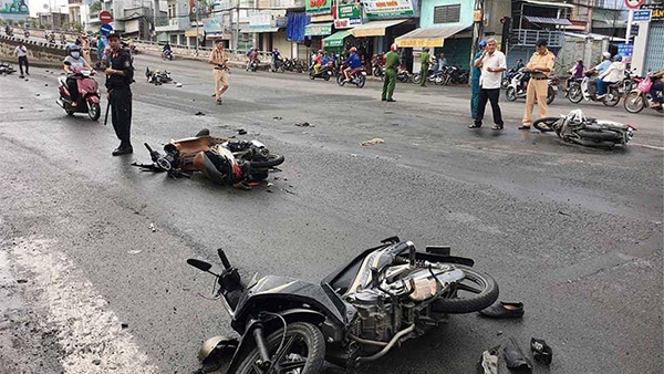 Xe tải lùa hàng loạt xe máy, 11 người bị thương la hét kêu cứu