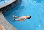 Bé một tuổi gây sửng sốt vì bơi lội như 'rái cá'
