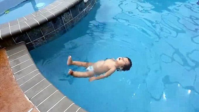 Bé một tuổi gây sửng sốt vì bơi lội như 'rái cá'