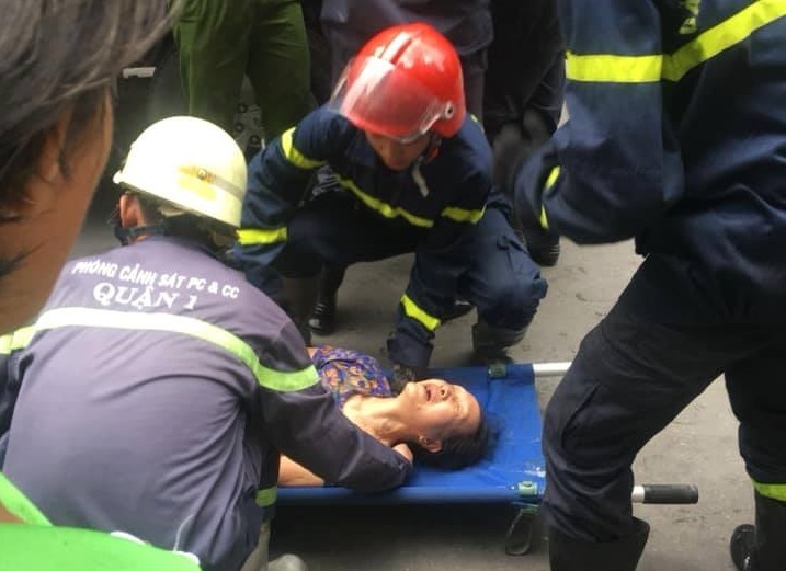 Cứu 2 cụ bà bị mắc kẹt trong vụ cháy ở phố đi bộ Bùi Viện