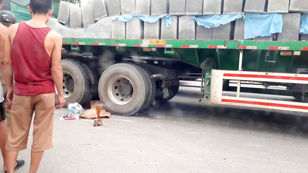 Ngã vào bánh xe container, bé 5 tuổi tử vong trên đường tới trường