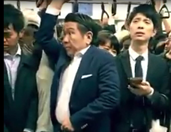 Ngạc nhiên trước những chuyến tàu 'bánh kẹp' nhưng trật tự ở Nhật