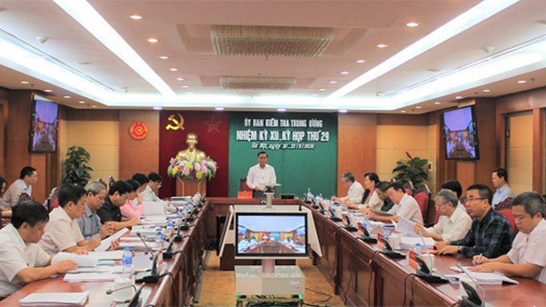 Cách tất cả chức vụ trong Đảng của Đại tá Hồ Xuân Vượng