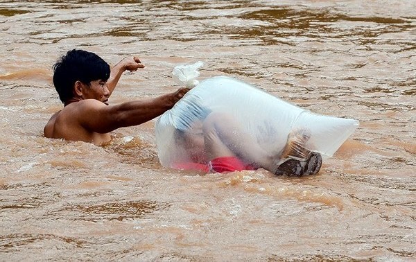 Rình rang lễ kỷ niệm và những đứa trẻ chui túi nilon