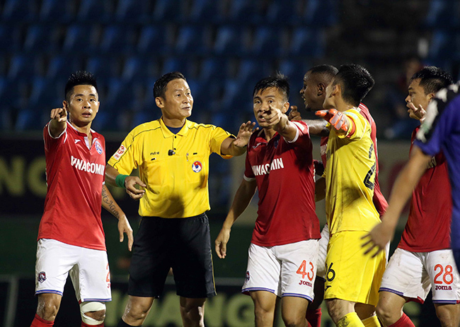 Trọng tài V-League bẻ còi:  Vua trong... bóng tối