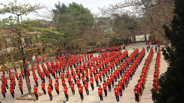 Đồng diễn đều tăm tắp, màn thể dục khiến chúng ta chỉ muốn được đi học lần nữa