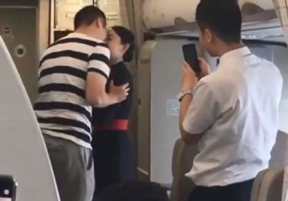 Nữ tiếp viên hàng không bị sa thải sau khi được bạn trai cầu hôn ngay tại máy bay